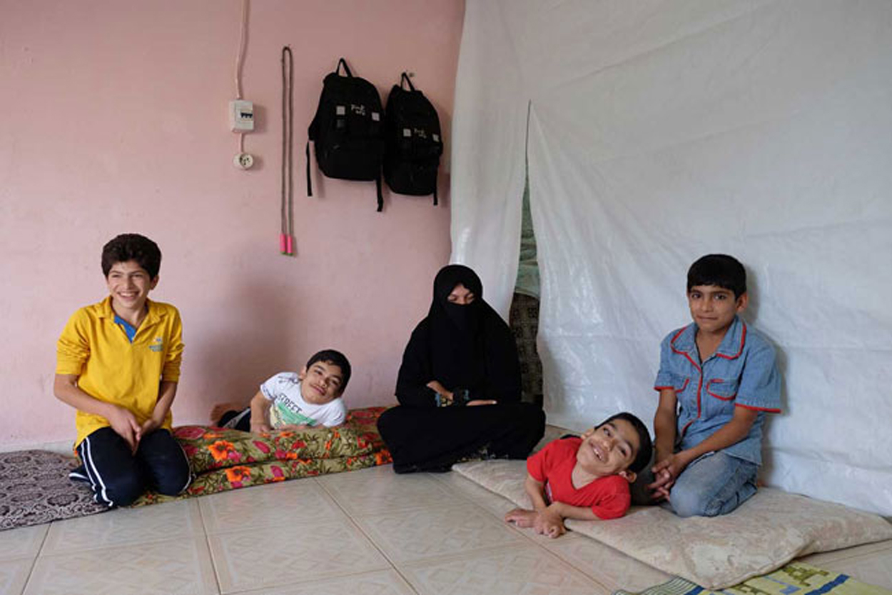 Yusra y sus hijos reciben ropa de abrigo, estufas y ayuda alimentaria de Caritas Hatay