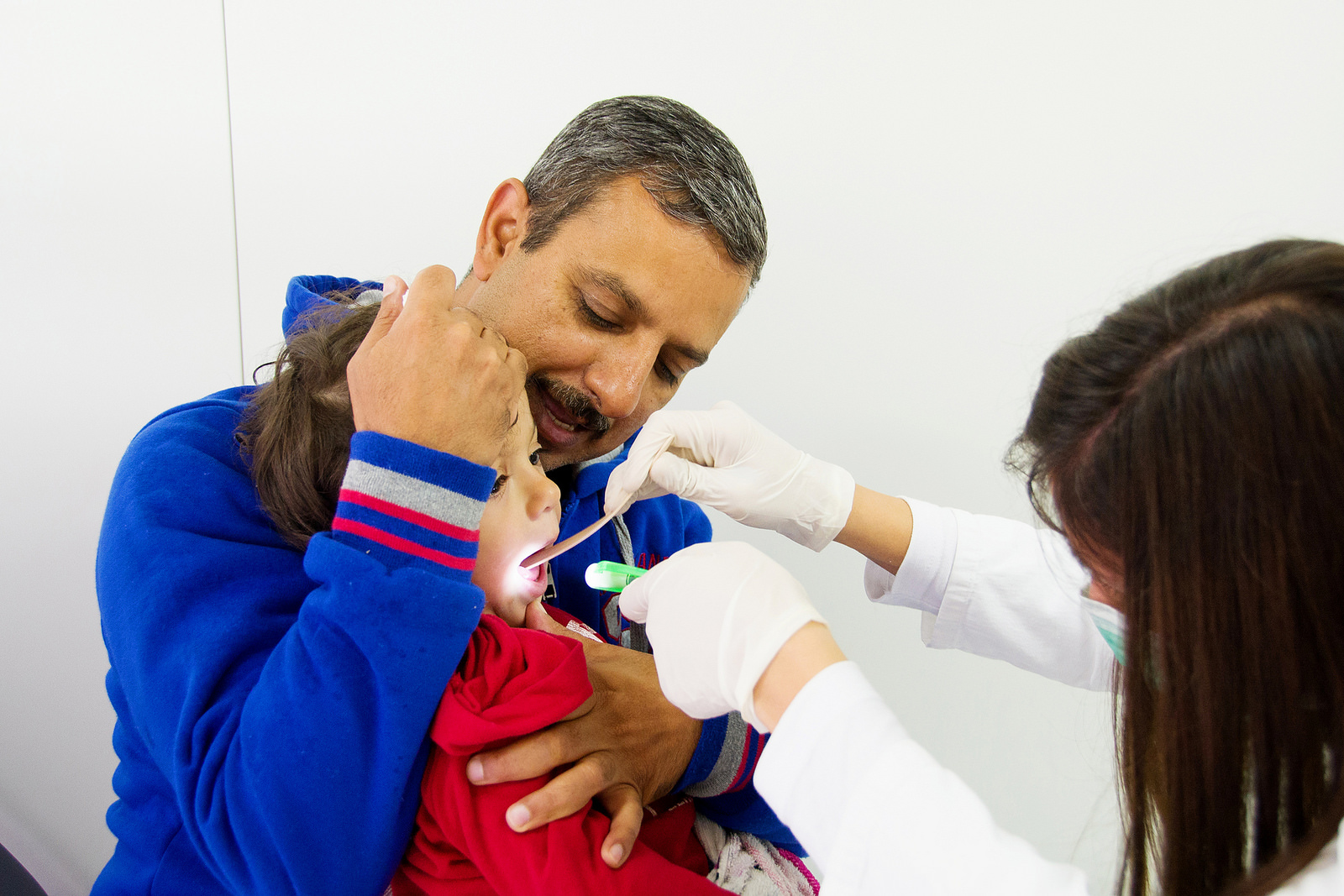 Dr. Sandra Mrdja examines a sick Syrian child at the Vasariste refugee aid point in Kanjiza.